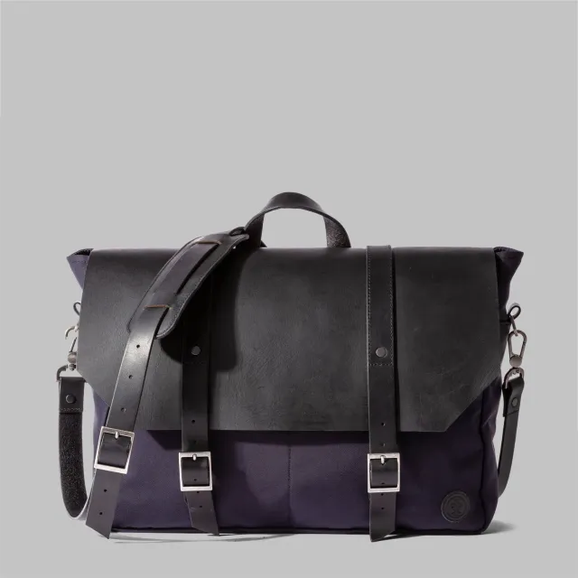 John Partridge Portland messenger bag marineblå nylon og skinn