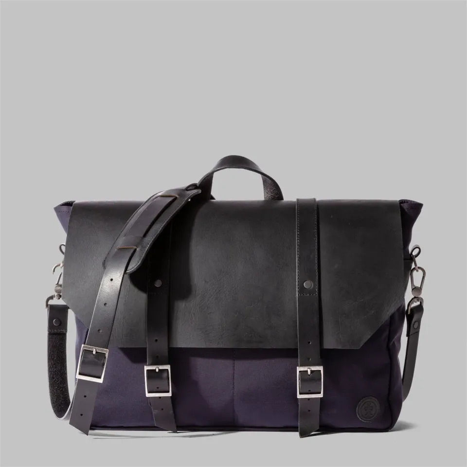 John Partridge Portland messenger bag marineblå nylon og skinn
