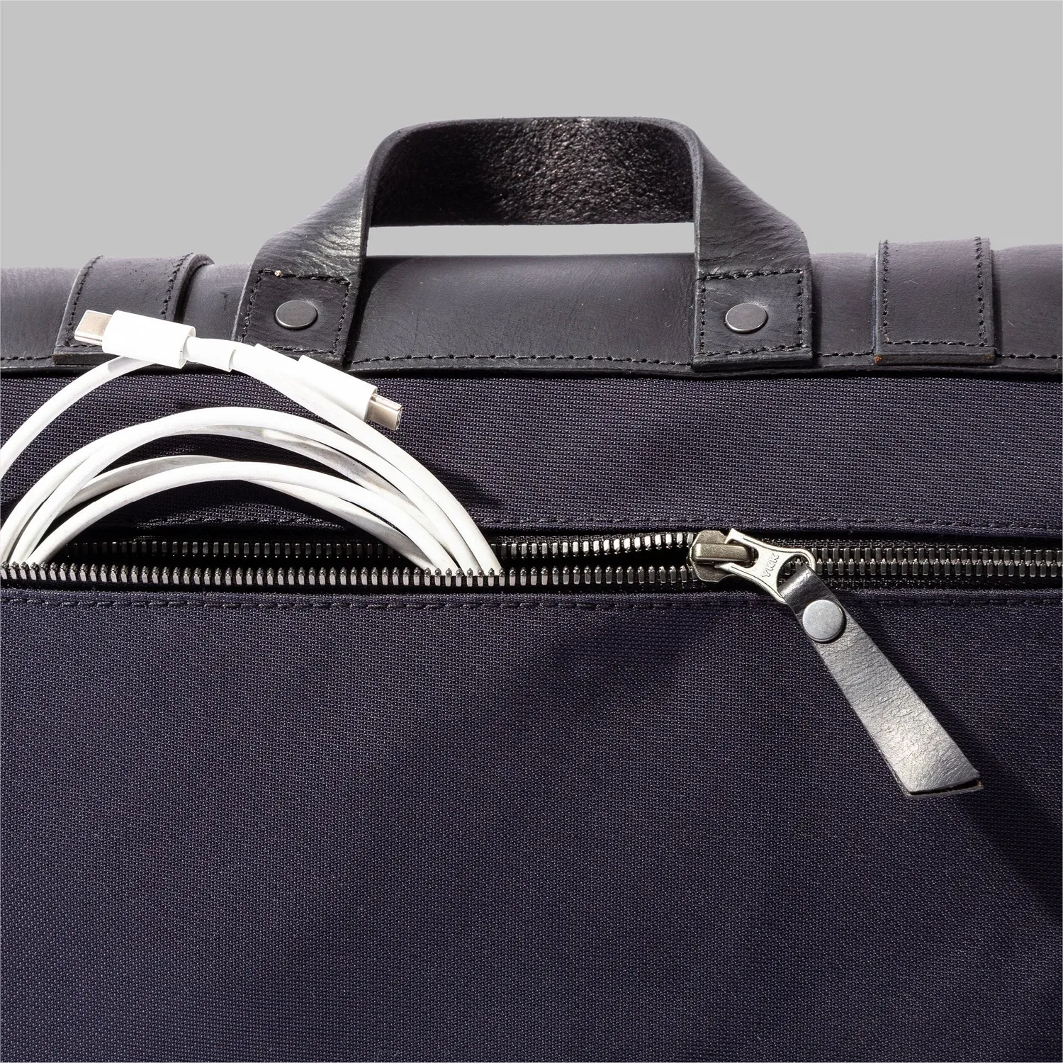 John Partridge Portland messenger bag marineblå nylon og skinn