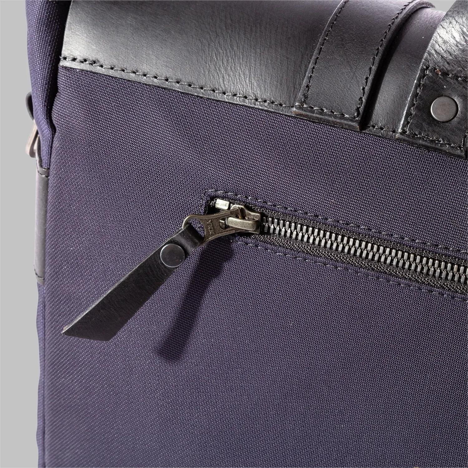 John Partridge Portland messenger bag marineblå nylon og skinn