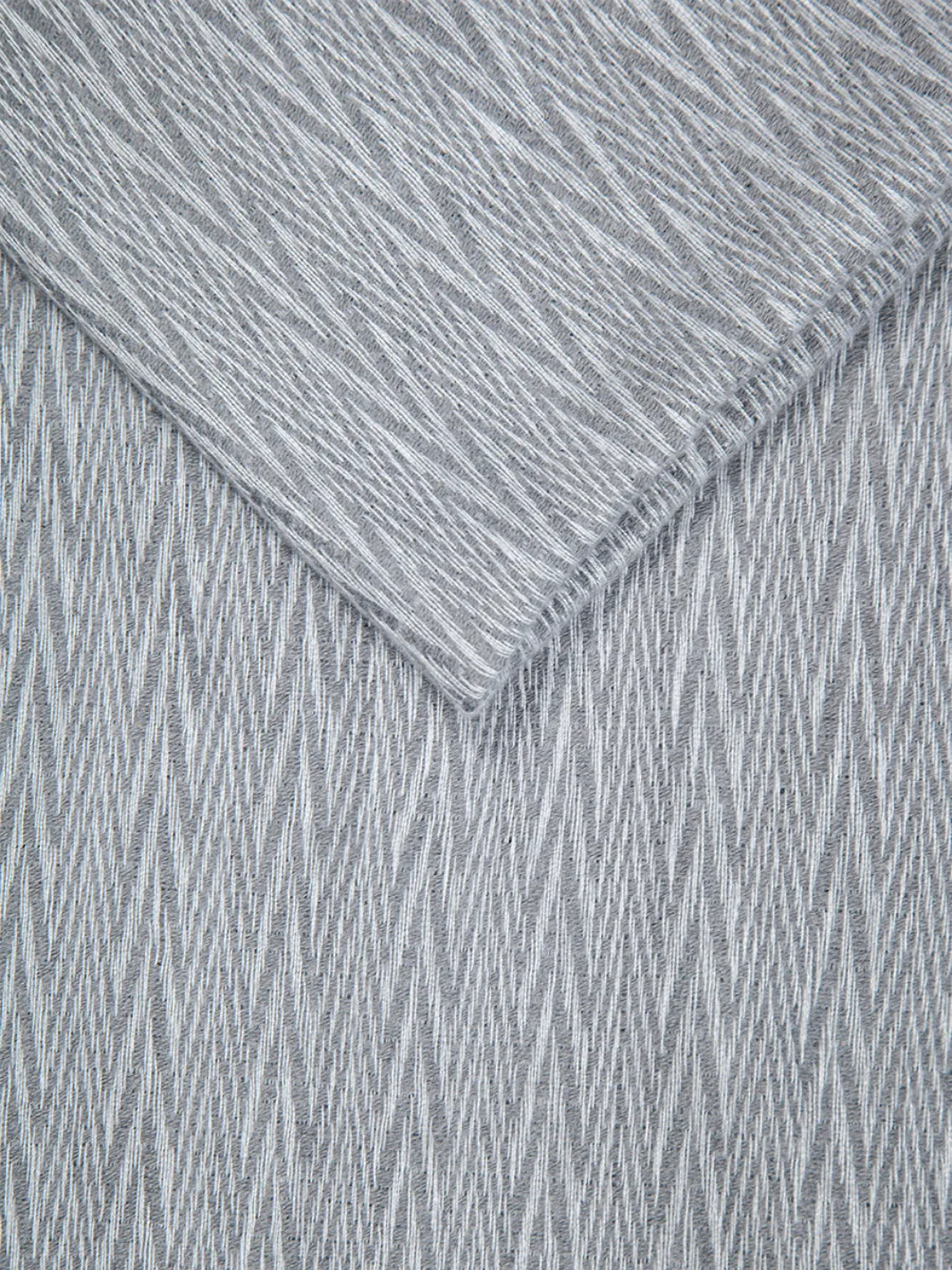 John Partridge Herringbone skjerf grå viskose med dusker