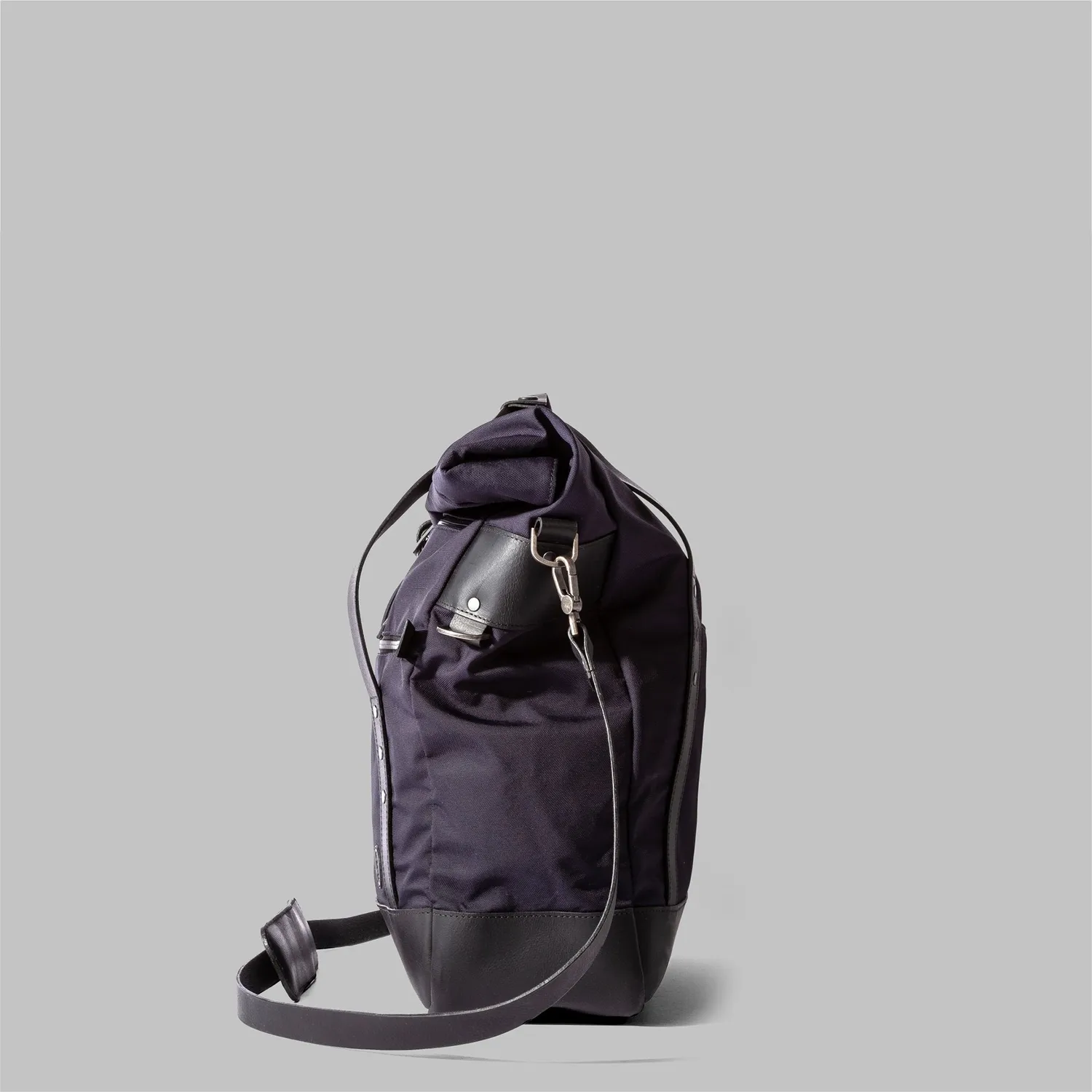 John Partridge Croxden skulderveske navy 25 l utvidbar