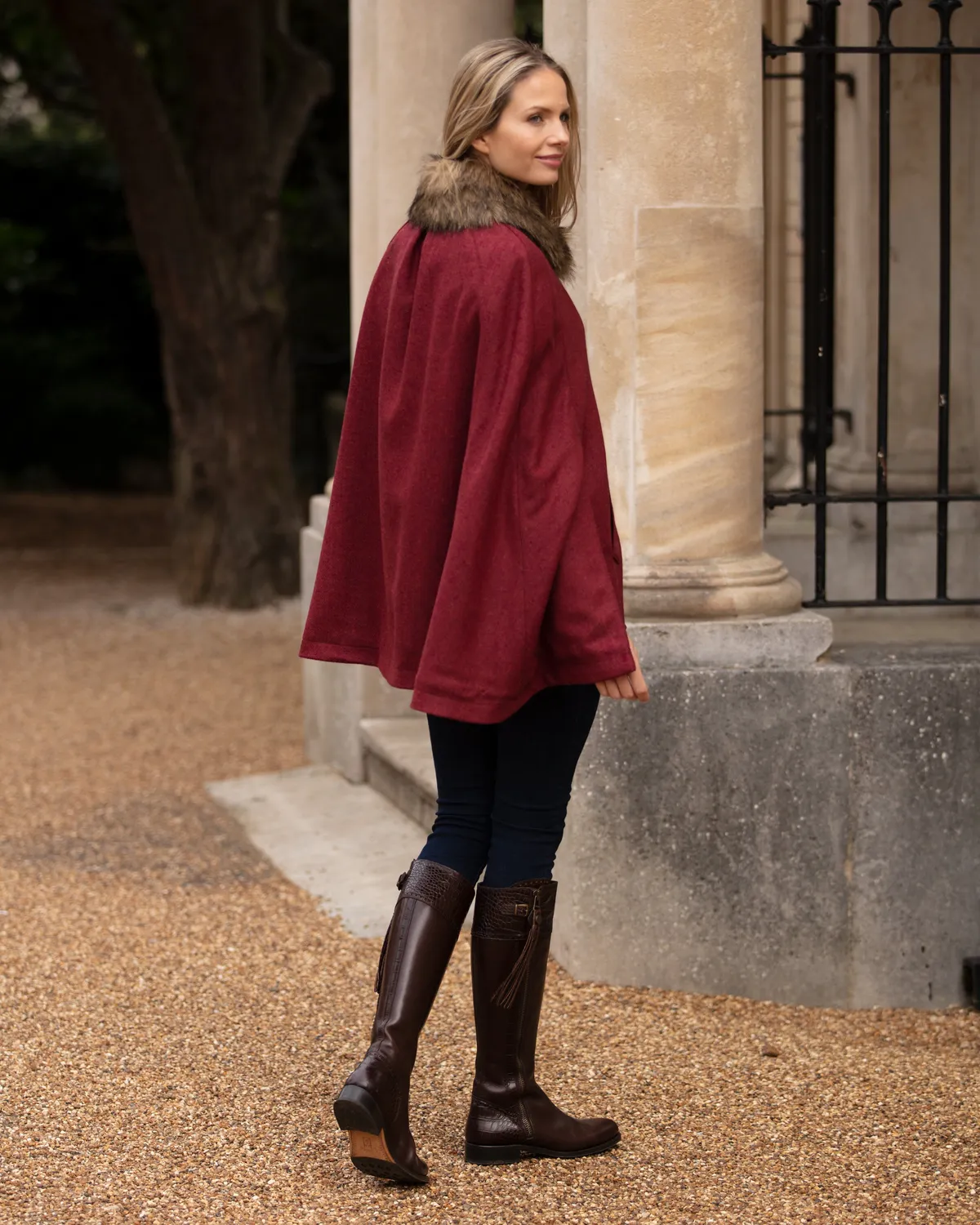 John Partridge Newbury Tweed Cape kappe Jalapeno Red one size
