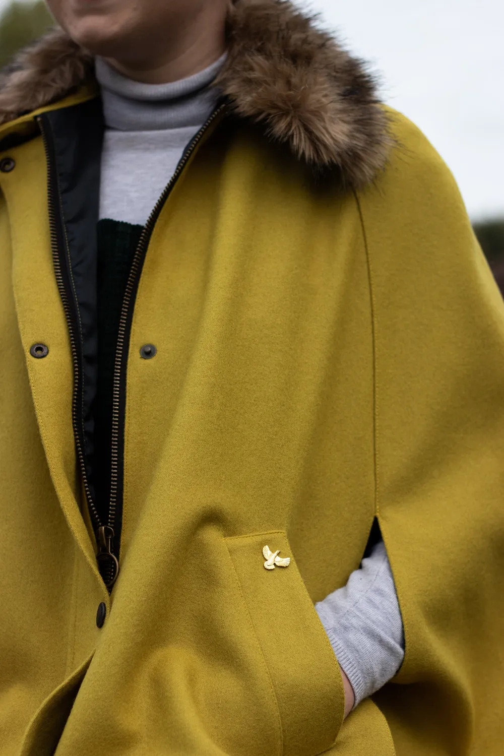 John Partridge Newbury Tweed Cape kappe Ochre Yellow fuskepelskrage