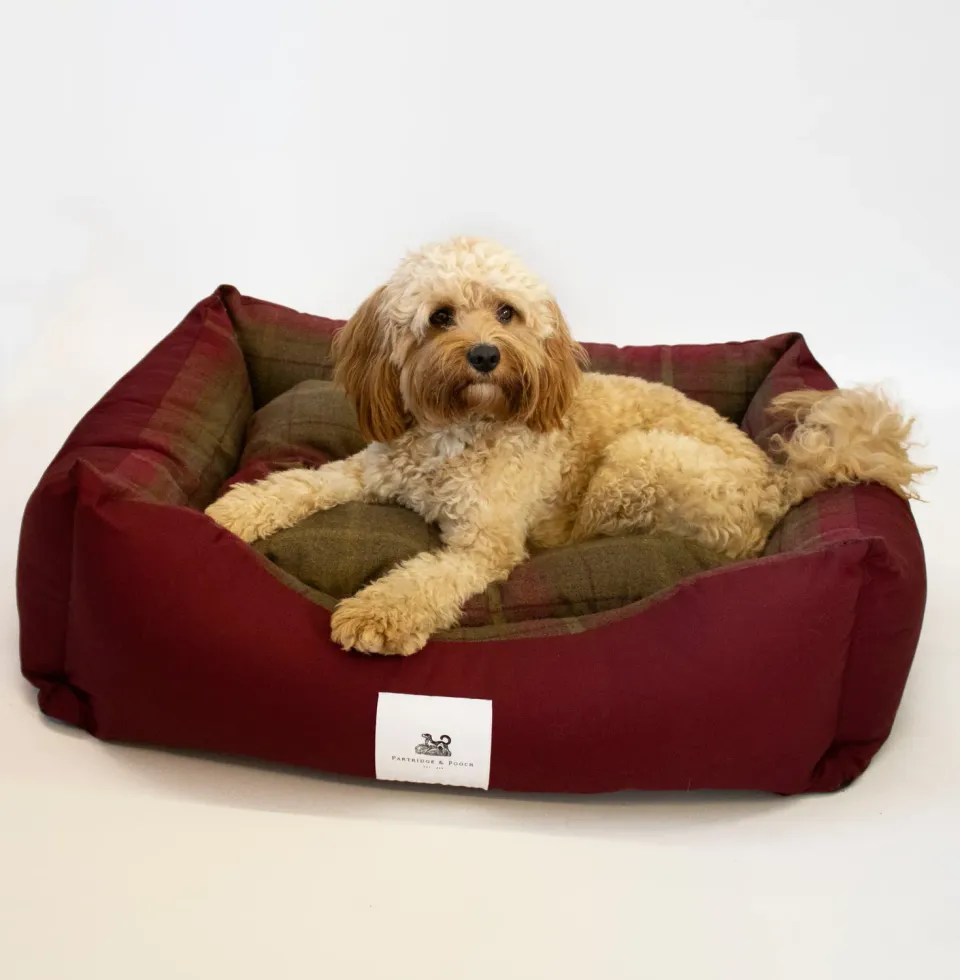 John Partridge Amherst 2 in 1 hundeseng Mulberry Red rutet bomull
