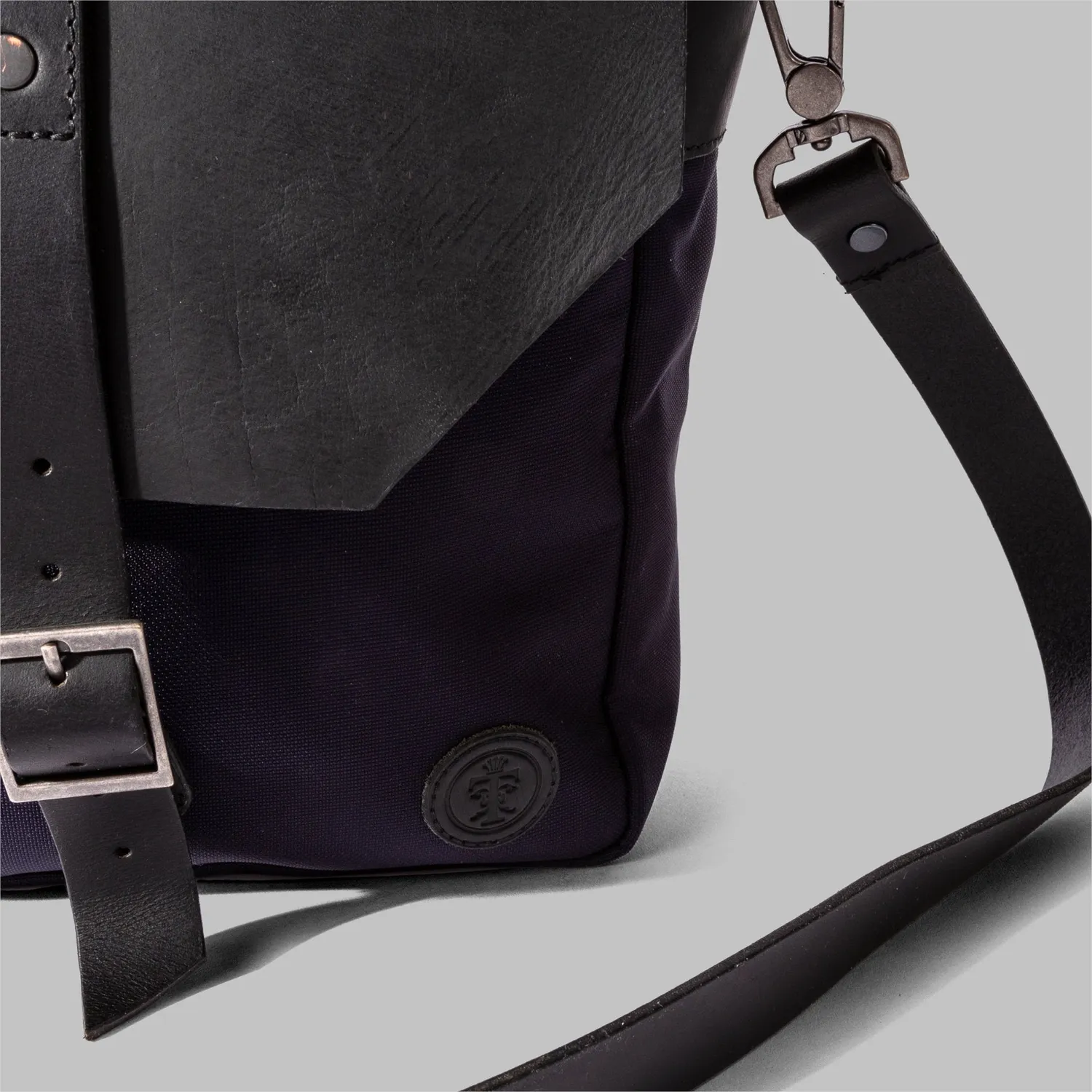 John Partridge Portland messenger bag marineblå nylon og skinn