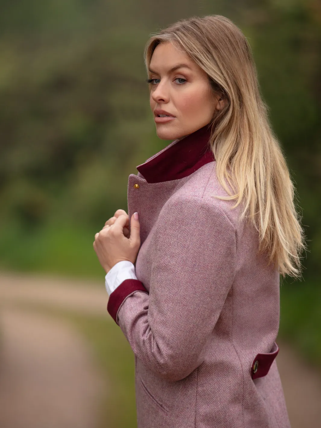 John Partridge Lichfield Long tweedkåpe rosa fiskebein ull