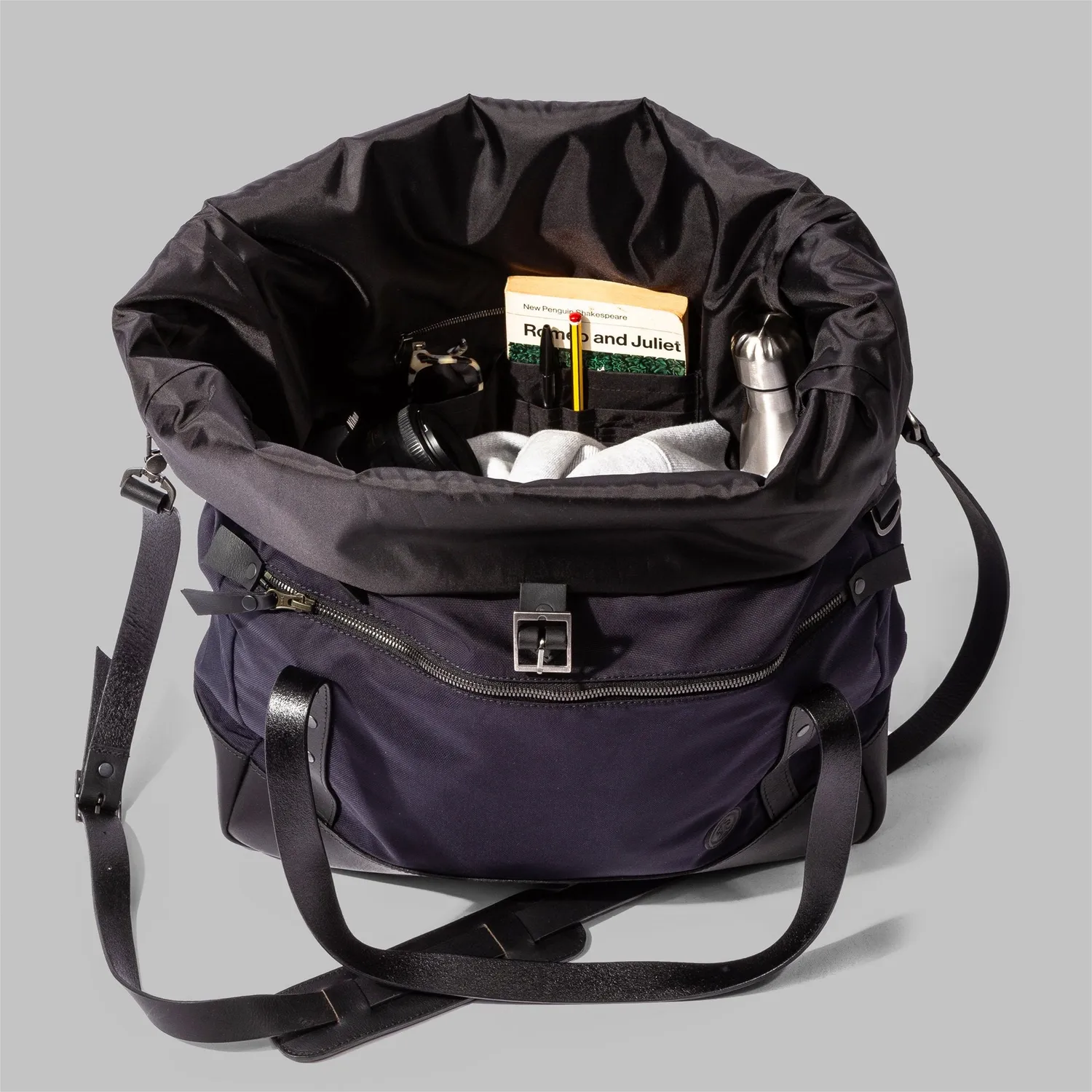 John Partridge Croxden skulderveske navy 25 l utvidbar