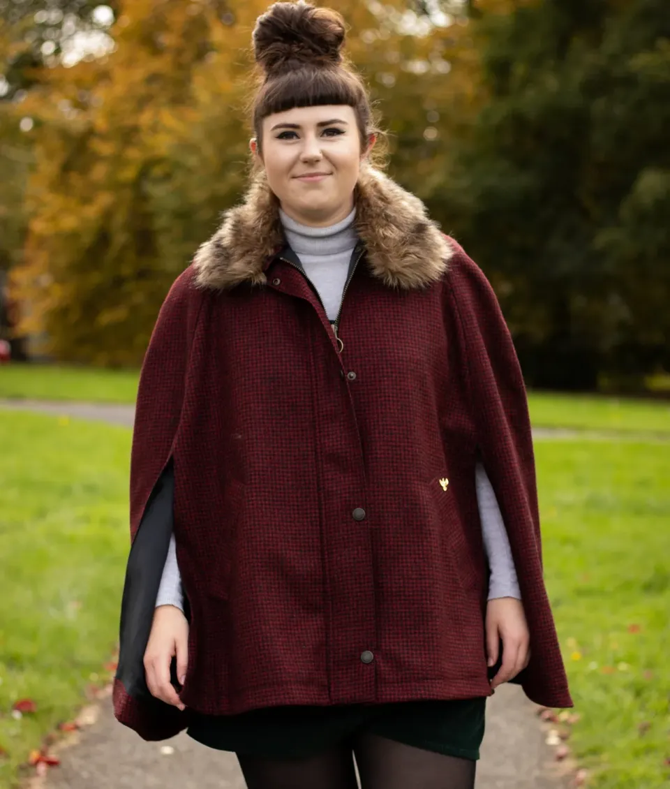 John Partridge Newbury Tweed Cape kappe rød svart hundetannsmønster