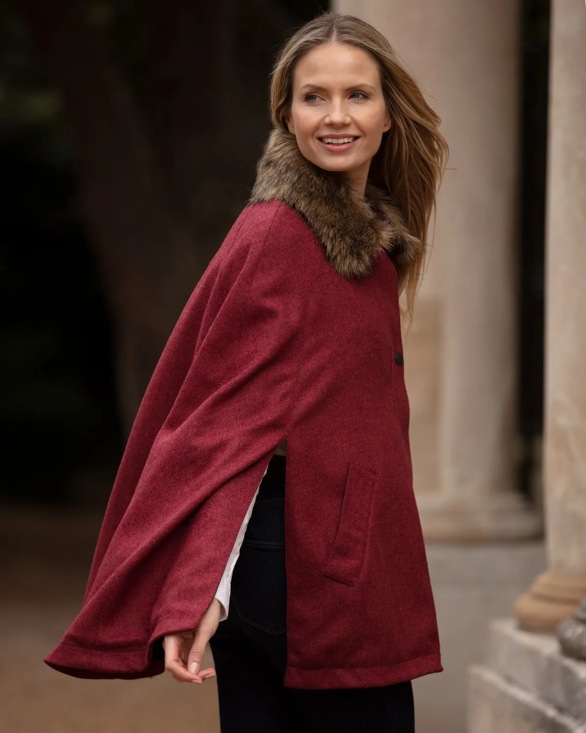 John Partridge Newbury Tweed Cape kappe Jalapeno Red one size
