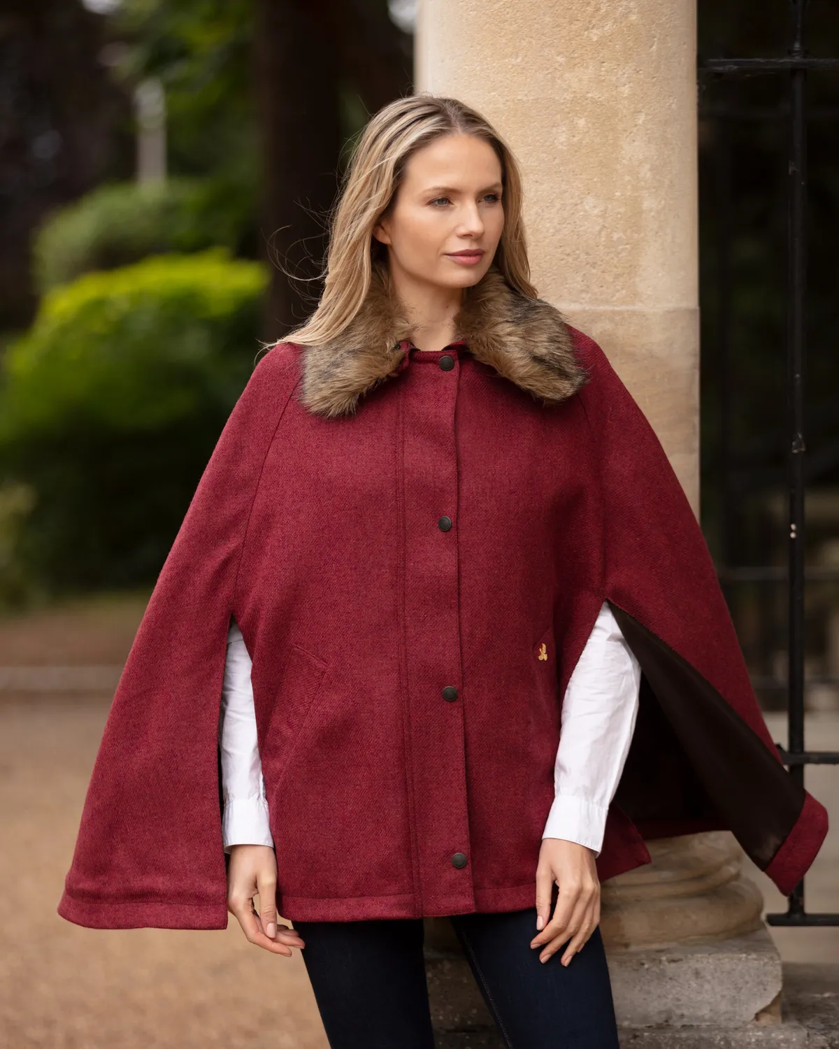 John Partridge Newbury Tweed Cape kappe Jalapeno Red one size