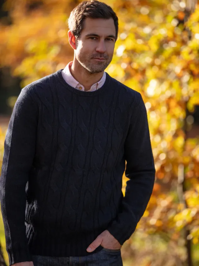 John Partridge Cable Knit Jumper kabelstrikket genser marineblå lammeullblanding
