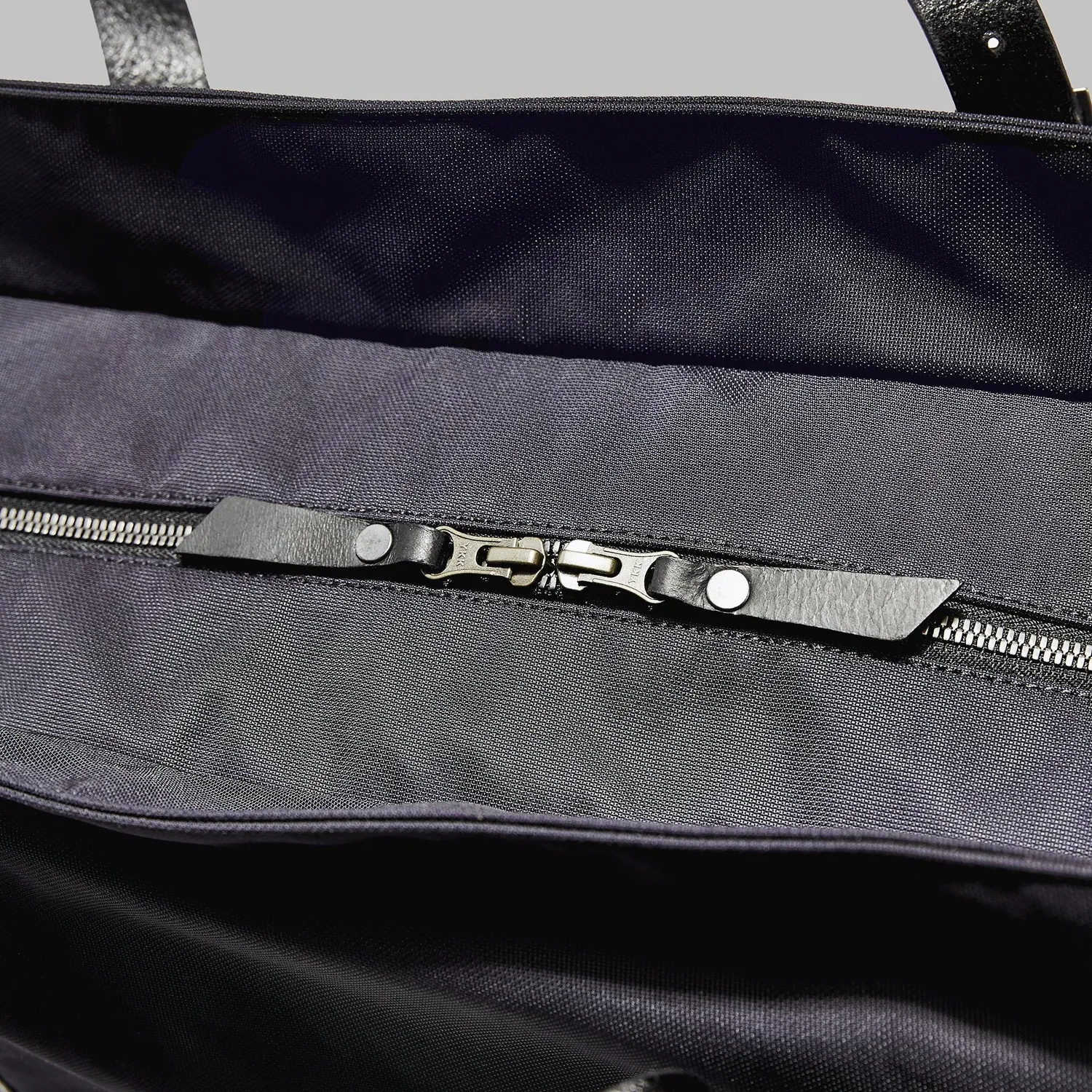 John Partridge Longton stor toteveske navy nylon 20 l