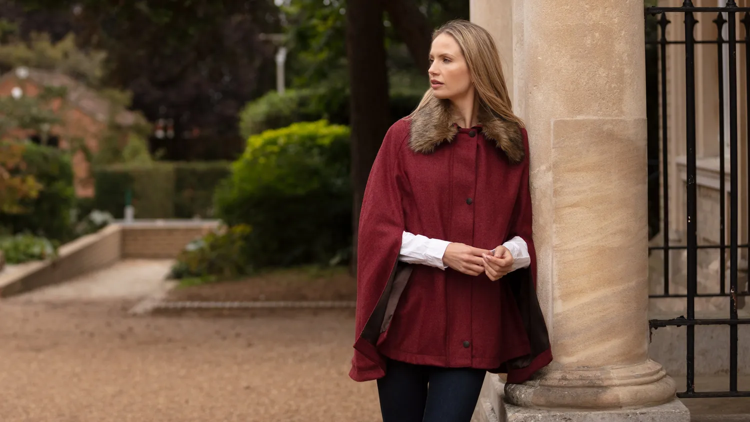 John Partridge Newbury Tweed Cape kappe Jalapeno Red one size