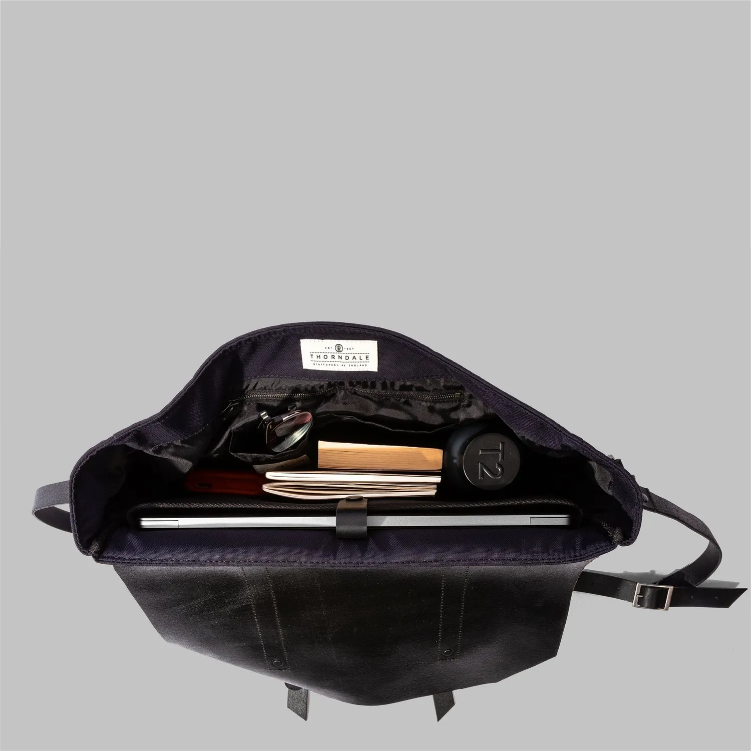John Partridge Portland messenger bag marineblå nylon og skinn
