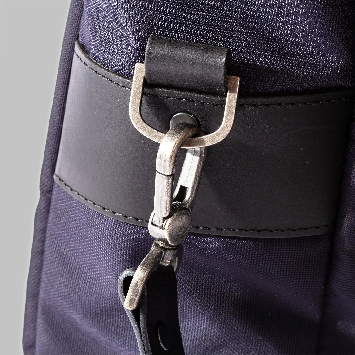 John Partridge Portland messenger bag marineblå nylon og skinn